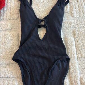 Chic Black Textured Swimsuit with Cut-Out